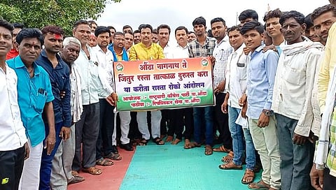हिंगोली : खड्यांच्या विरोधात राष्ट्रवादी काँग्रेसचे रास्तारोको आंदोलन