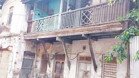 धोकादायक इमारतीमधील रहिवाशांची सुरक्षा ऐरणीवर