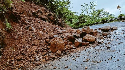 रत्नागिरी : कुंभार्ली घाटात दरड कोसळली