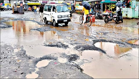 खड्डेच खड्डे चोहीकडे, रस्ता गेला कुणीकडे