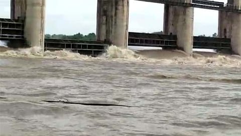 बीड : खडका बंधाऱ्याचे नऊ दरवाजे उघडले; नदीकाठच्या गावांना सतर्कतेचा इशारा
