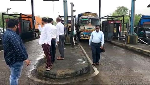 ठाणे : खानिवडे येथे काँग्रेस कार्यकर्त्यांनी बंद पाडली टोलवसुली