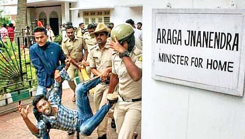 बंगळूर : अभाविप कार्यकर्त्यांचा गृहमंत्र्यांच्या घराला घेराव