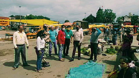 पंचवटी : पुरामुळे रामकुंडासह गोदाघाट परिसराची पाहणी करताना मनपा आयुक्त रमेश पवार.