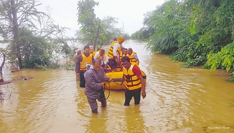 चंद्रपूर : वर्धा नदिच्या पुरात अडकलेल्या मजुरांना बचावण्यात यश