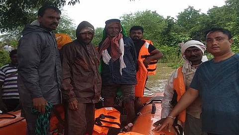 चंद्रपूर : १५ तासानंतर पुरात अडकलेल्या शेतकऱ्यांना काढले सुखरूप बाहेर