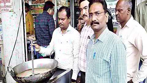 सातपूर : रॉयल बेकर्सच्या आस्थापनेवर कारवाई करताना अन्न-औषध प्रशासनाचे अधिकारी.