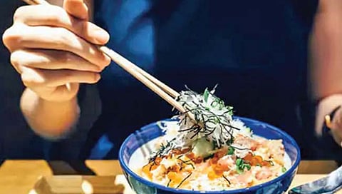 जपानमध्ये चॉपस्टिकचे आहेत ‘असे’ही नियम