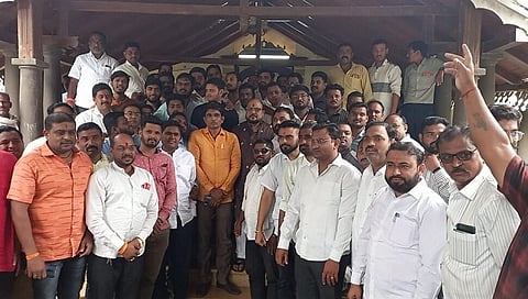 जळगावात शिवसेनेला झटका! युवासेनेच्या २०० पदाधिकाऱ्यांचा शिंदे गटात प्रवेश