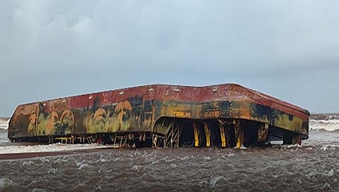 गुहागर : जयगड समुद्रात पलटी झालेली सिंगापूरची तेलवाहू बार्ज पालशेत किनारी