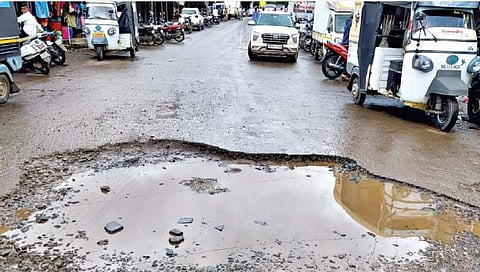 तळमावले चौकातील खड्डयामुळे अपघात