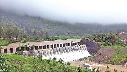 त्र्यंबकेश्वर : ओव्हरफ्लो झालेले अहिल्या धरण.