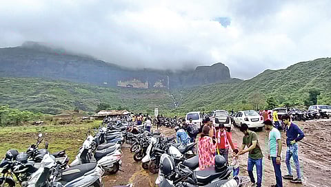 त्र्यंबकेश्वर परिसराने घातली पर्यटकांना भुरळ