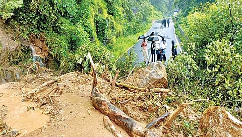 धारबांदोडा : अनमोड घाटात दरड कोसळून हा मार्ग सुमारे तीन तास वाहतुकीसाठी बंद होता. (छाया : उमेश नाईक)