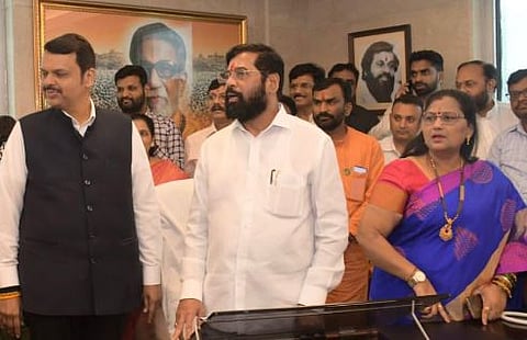 मुख्यमंत्री दालनात पहिल्यांदा लावला आनंद दिघेंचा फोटो