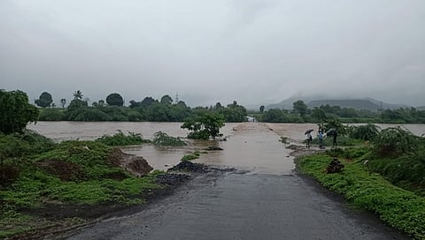 नाशिक : गिरणा नदीला पूर ; ‘सावकी-विठेवाडी’चा पूल पाण्याखाली, नागरिकांना सतर्कतेचा इशारा