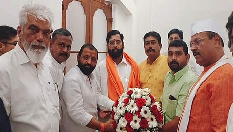 धुळ्यात शिवसेनेला खिंडार ; महानगरप्रमुखासह दोन माजी नगरसेवक शिंदे गटात