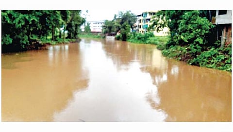 नदी पात्राबाहेर