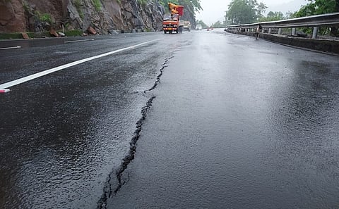 प्रवाशांनो सावधान! कसारा घाटातील रस्ता खचतोय, महामार्गाला गेले मोठे तडे