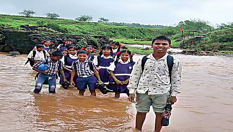 नाशिक : काय ती नदी, काय तो नाला अन् काय ते पोरांचे हाल…