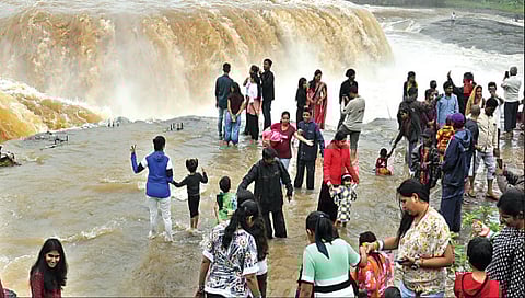 नाशिक : जिल्ह्यातील निर्बंध हटताच पर्यटनस्थळांवर गर्दी