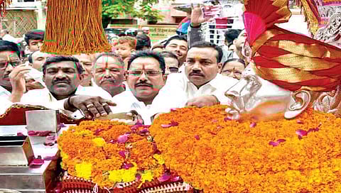 सोलापूर : पालखी दर्शनासाठी कुचन प्रशालेत गर्दी