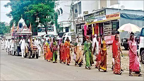 सोलापूर : भाविकांनी गजबजू लागला पालखीमार्ग!