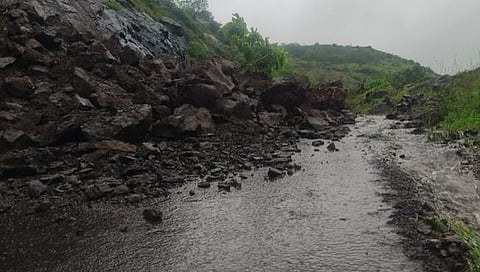 पुणे : बदगी घाटात दरड कोसळली; खामुंडी ते बदगी मार्ग वाहतुकीसाठी बंद