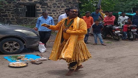 सोलापूर : गावोगावी आखाड यात्रा उत्साहात; मानाचा पोतराज मागतो सुखाचे दान