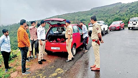 ठोसेघर परिसरात पर्यटनासाठी आलेल्या पर्यटकांच्या वाहनांची तपासणी करताना पोलिस अधिकारी व कर्मचारी.