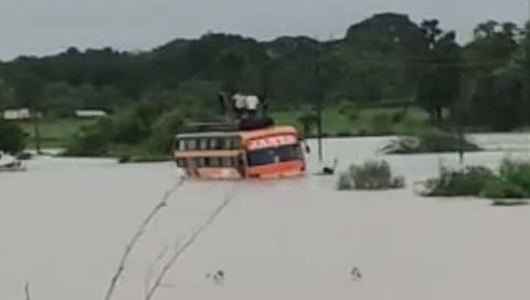 चंद्रपूर : पुरात अडकली बस; ३५ प्रवाशांची सुखरूप सुटका