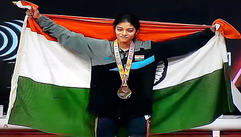 Weightlifting : मनमाडच्या आकांक्षाला कांस्यपदक, ताश्कंद येथील आशियाई यूथ वेटलिफ्टिंग स्पर्धेत डंका