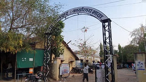 माढाचे तहसीलदार, नायबतहसीलदारांवर कारवाई करा