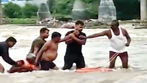 नाशिक : मासेमारीच्या नादात वृद्ध रात्रभर पूरपाण्यात