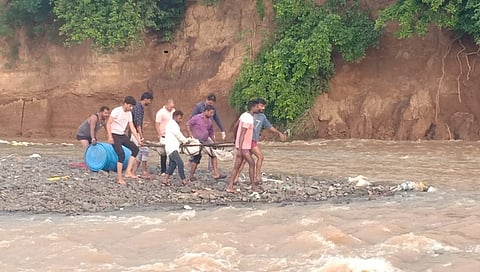 Dhule : पिंपळनेरच्या पांंझरा नदीपात्रात आढळला महिलेचा मृतदेह, बाहेर काढण्यासाठी युवक सरसावले