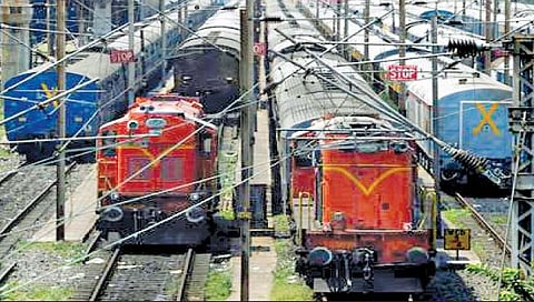 सोलापूर : मेल, एक्स्प्रेस रेल्वेगाड्या रद्द झाल्याने प्रवाशांचे हाल