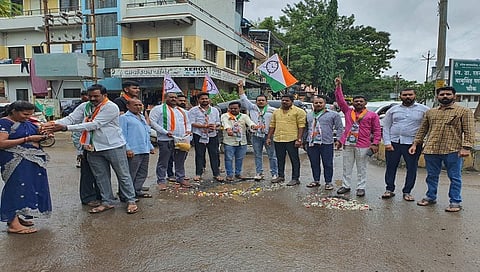 नाशिक : सिडकोत खड्ड्यांना हार, फुल वाहून राष्ट्रवादीचे अनोखे आंदोलन