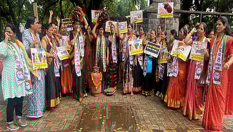 नाशिक : गॅस दरवाढीविरोधात राष्ट्रवादी महिला आक्रमक ; डोक्यावर मोळी घेऊन निषेध