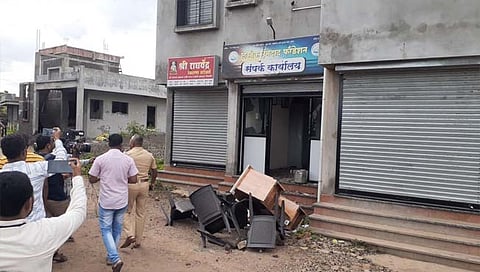 कोल्हापूर : ‘एनआयए’च्या छाप्यानंतर संतप्त जमावाकडून ‘लब्ब्याक इमदाद’च्या कार्यालयाची तोडफोड