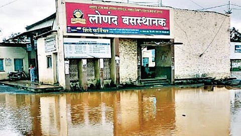 सातारा: बसस्थानक आवारात चिखलाचा राडा