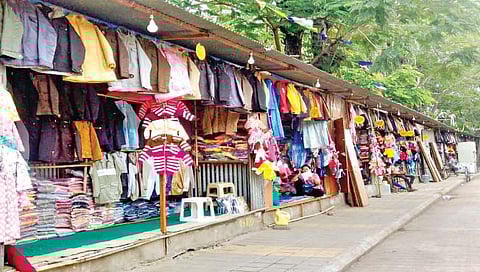 सोलापूर : पावसाच्या प्रतीक्षेत तिबेटियन विक्रेते