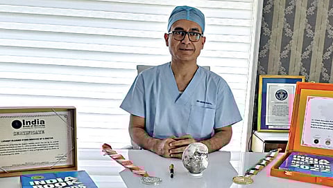 डॉ. आशिष पाटील रेकॉर्डच्या प्रमाणपत्रांसह.