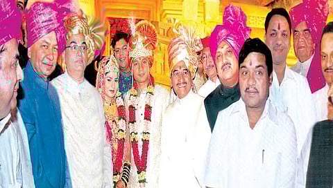 विवाह सोहळ्यातील उपस्थित (डावीकडून) डॉ. डी. वाय. पाटील, सुशीलकुमार शिंदे, डॉ. पी. डी. पाटील, चि. सौ. कां. स्मिता, डॉ. यशराज, चि. योगेश,मी, श्रीमंत छत्रपती शाहू महाराज, विलासराव देशमुख, आर. आर. पाटील, दिलीप वळसे-पाटील, बलराम जाखर, अजितदादा पवार, छगन भुजबळ इत्यादी.