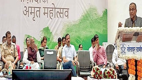 बंजारा समाजाची हस्तकला, विणकाम कला टिकली पाहिजे : डॉ. सदानंद मोरे