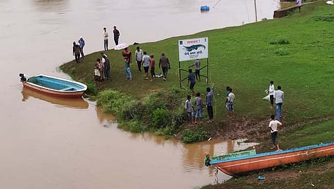 सांगली : कृष्णाकाठी मृत माशांचा खच! रसायनमिश्रित पाणी सोडल्याचा अंदाज…