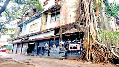 गोवा : सिने नॅशनल इमारत पाडण्याची प्रक्रिया होणार