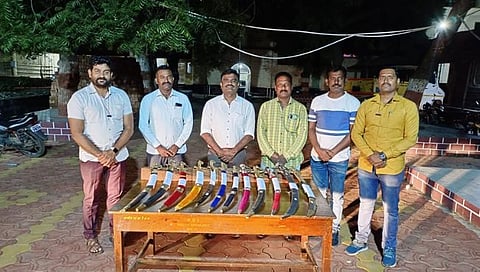 अक्कलकोट, करजगी, जेऊर, पानमंगरूळ येथून १२ तलवारी जप्त; ११ जणांवर गुन्हा दाखल