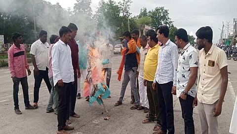 हिंगोली : सेनगावात खासदार हेमंत पाटील यांच्या प्रतीकात्मक पुतळ्याचे दहन