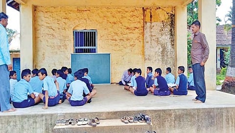 बेळगाव : शाळेला कुणी जागा देता का जागा ? गर्लगुंजीतील मराठी शाळा जमीनदोस्त