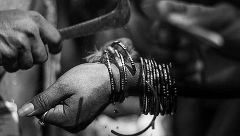 कोल्हापूर : नानीबाई चिखलीत जवान सुरज पोवार यांच्या निधनानंतर कुटुंबीयांचा विधवा प्रथा बंदीचा निर्णय